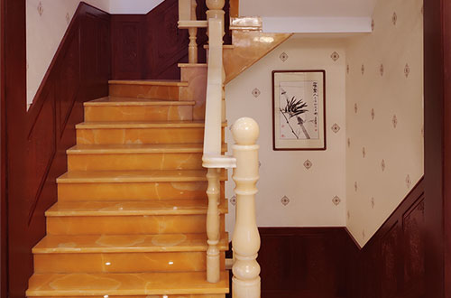 阳东中式别墅室内汉白玉石楼梯的定制安装装饰效果